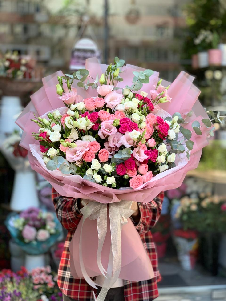 Buchet Eustoma și Trandafiri de Tufiș - The Bloom Room București - 620 LEI